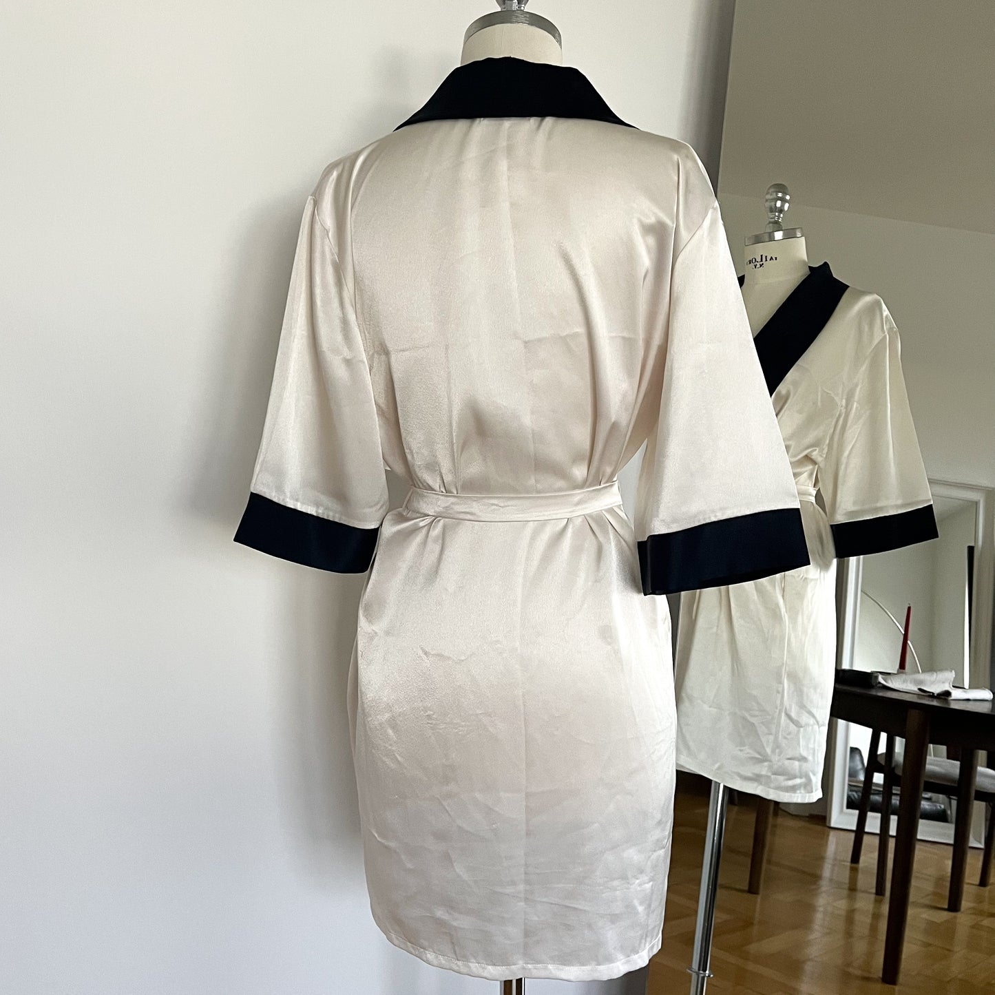 Marjolaine Satin Robe Cream Midnight Blue (DE 38)