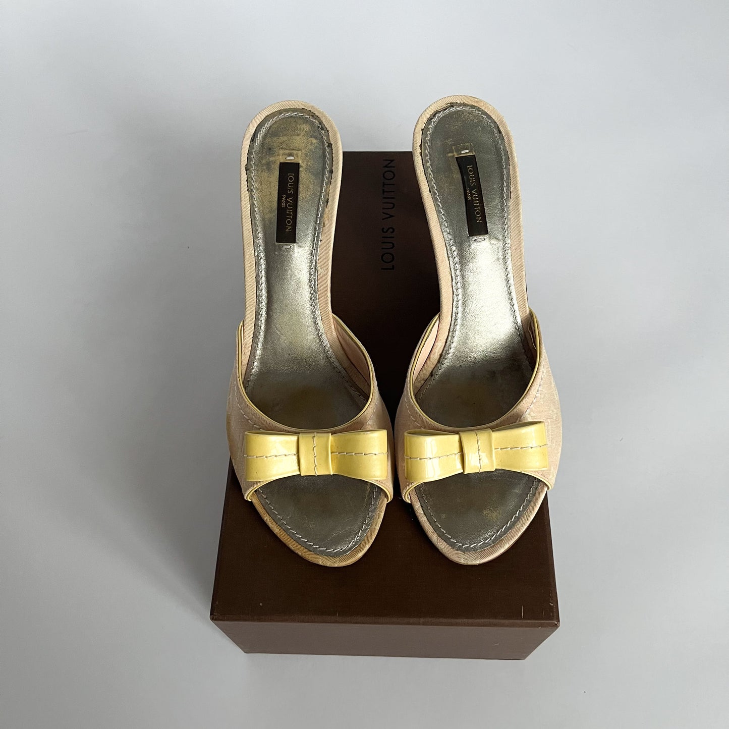 Louis Vuitton Canvas Monogram Heels With Vernis Bow Rose (40 EU)